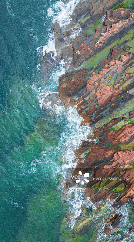 竖版航拍中国香港东平洲海岸公园海岸边的岩石图片素材