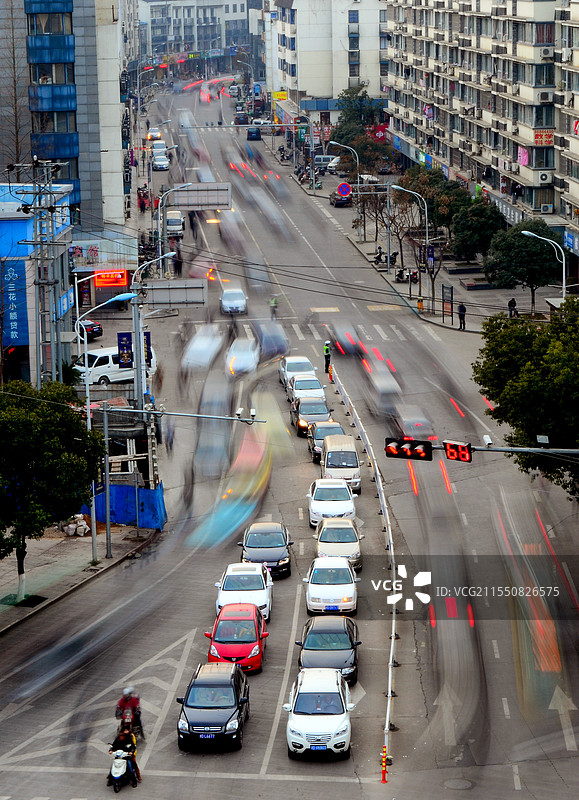 《等候》遵守交通规则人人有责，下班高峰期红绿灯行车图片素材