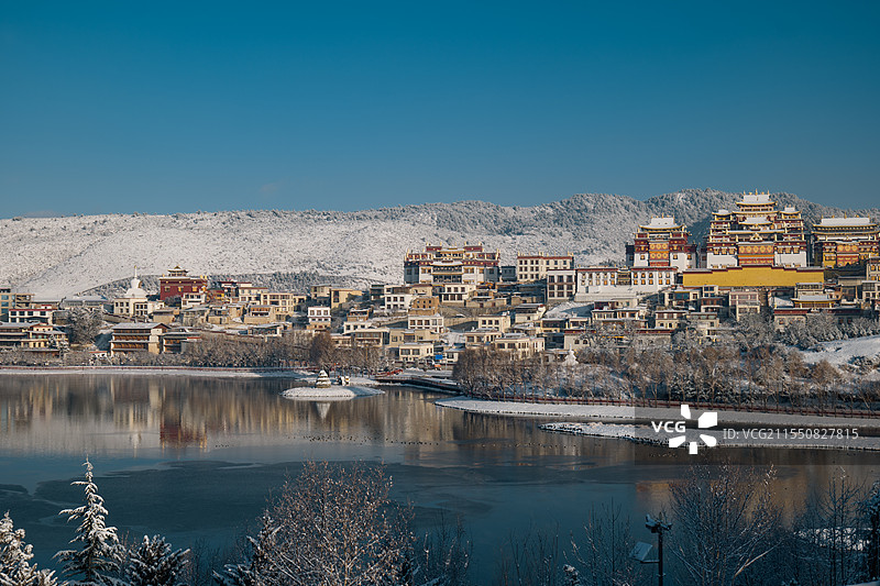雪后松赞林寺图片素材