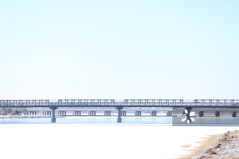 北方雪后河面上的跨河大桥图片素材