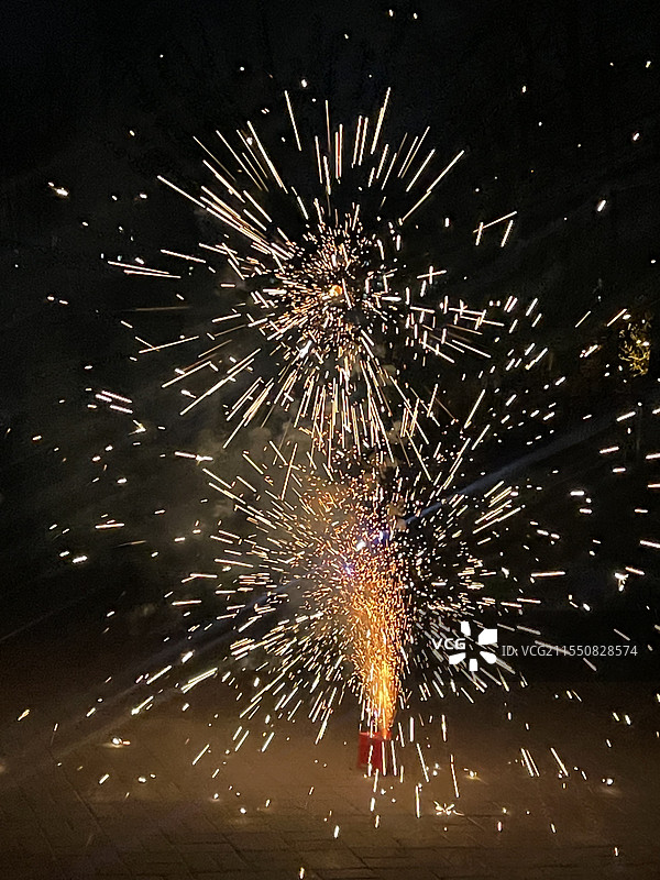 夜间烟花表演的低角度视角图片素材