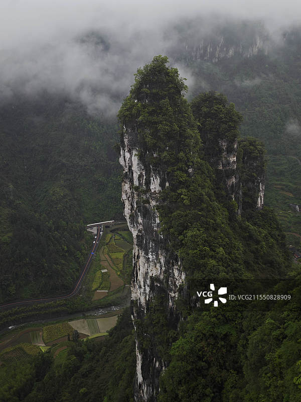 张家界矮寨奇观景区雾气中的石英砂岩地貌图片素材