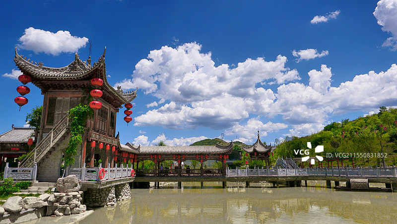 夏日蓝天白云下的仿古建筑局部特写素材图片素材