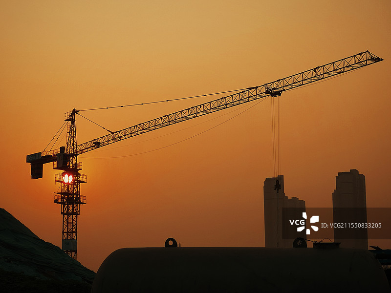 余晖映塔吊图片素材