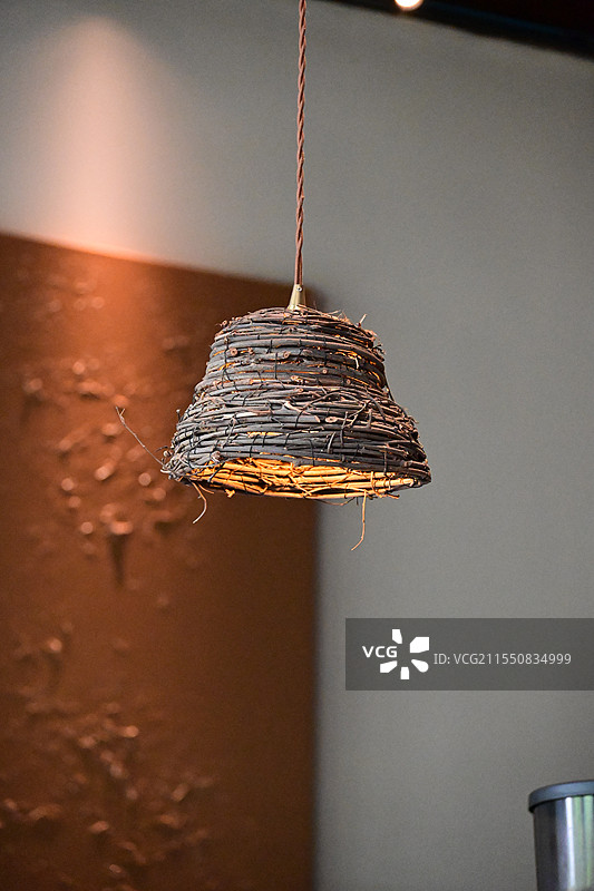 悬挂在天花板上的吊灯的低角度视图图片素材