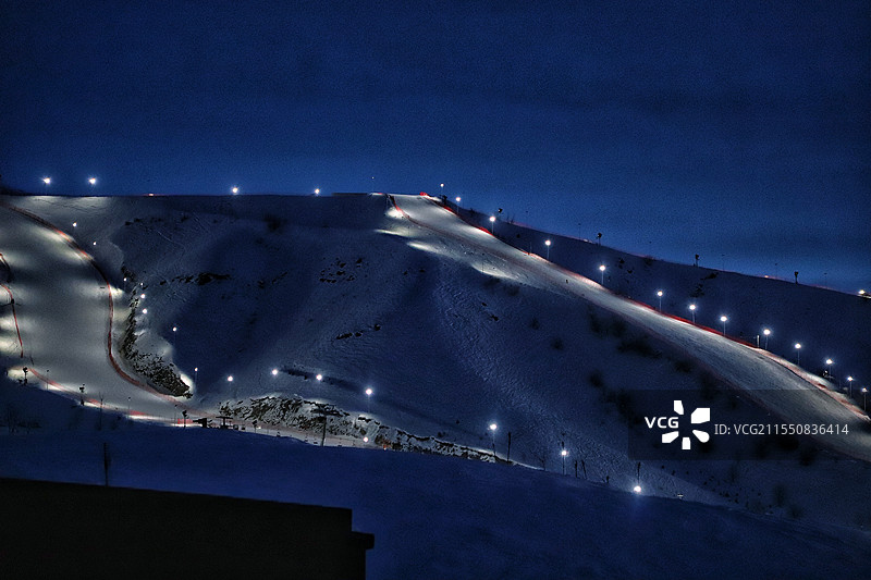 蓝调时刻开了灯的滑雪场（阿勒泰将军山滑雪场）图片素材