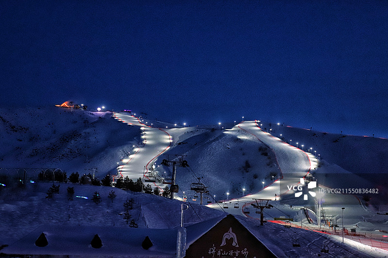 蓝调时刻开了灯的滑雪场（阿勒泰将军山滑雪场）图片素材