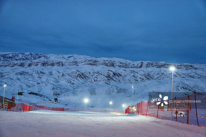 蓝调时刻的滑雪场和雪山（阿勒泰将军山滑雪场）图片素材