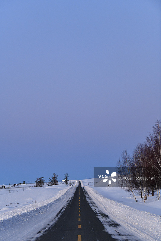 粉色晚霞中阿勒泰白哈巴村外的G219国道图片素材