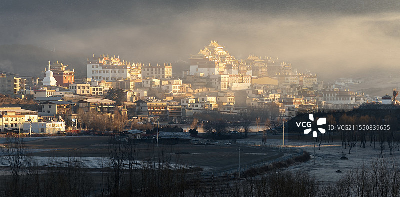 松赞林寺晨雾图片素材