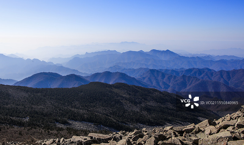 茫茫秦岭：层层叠叠的山脉在蓝天的映衬下苍劲有力，仿佛一幅天然的水墨画卷。山间云雾缭绕，宛如仙境图片素材