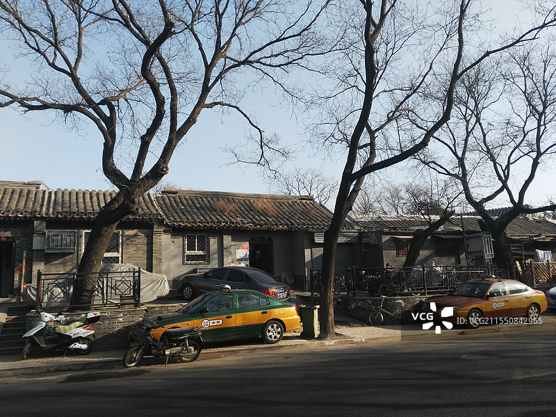 很多年前，北京街道上的房屋和出租车。（2016年，北京路边的瓦房）图片素材