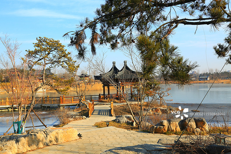 楼台亭阁映碧湖，小桥流水仙境处长廊蜿蜒越碧水，风光秀丽美画图雄安新区悦容公园图片素材