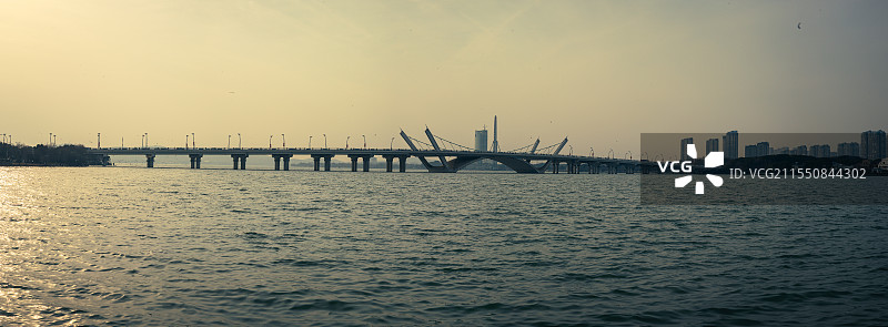 阴天的蠡湖大桥图片素材