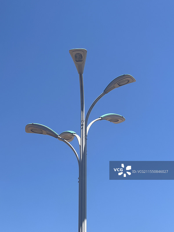 蓝天下的路灯图片素材