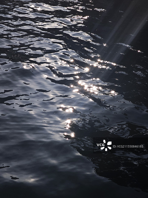 波光粼粼的湖水图片素材