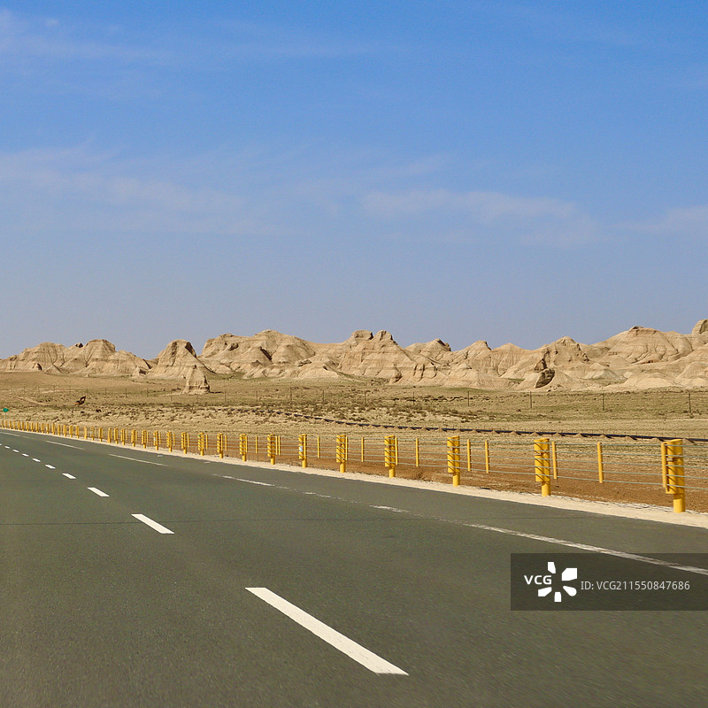 新疆戈壁公路图片素材