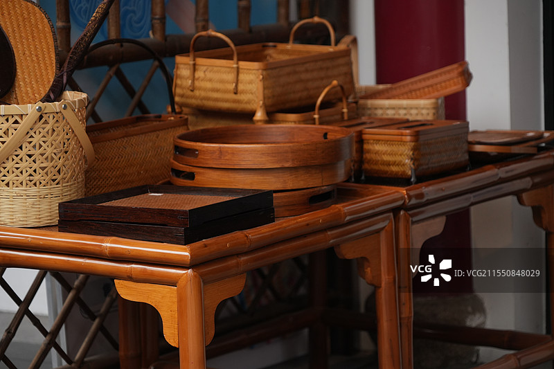 传统民居桌子上竹编木质艺容器特写镜头图片素材