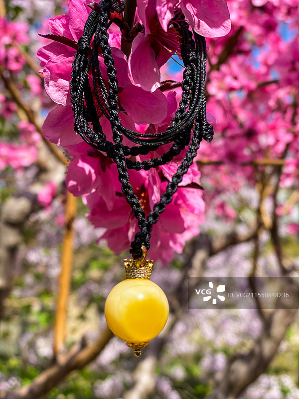 桃花和蜜蜡吊坠图片素材