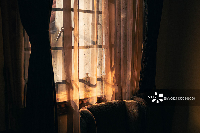 暖光透纱 窗边的静谧角落图片素材