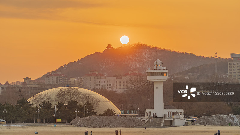 山东省烟台市莱山区凤凰山凤凰阁瞭望塔日落城市建筑自然风光图片素材