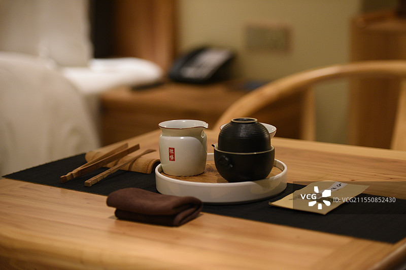 木质调桌子上茶艺茶具的特写镜头图片素材