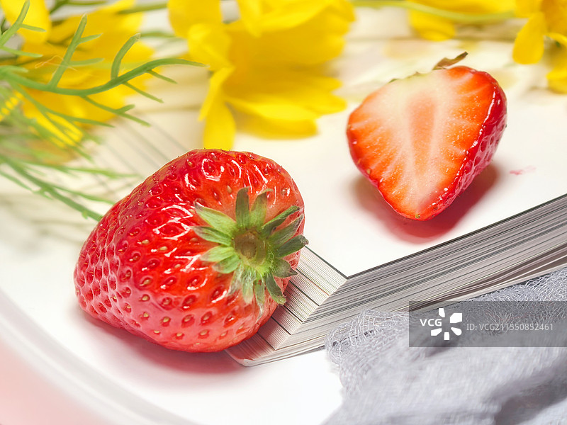 草莓时光书本时间静享时光乐享生活图片素材