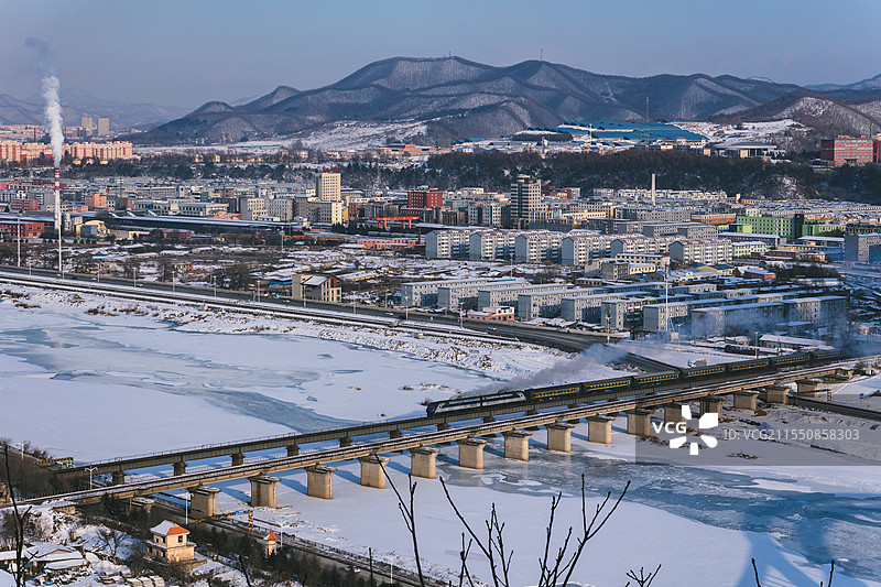 128大桥上雪后的列车图片素材