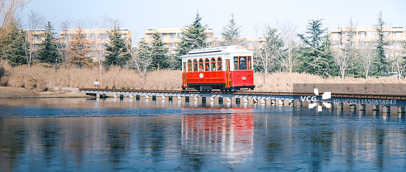 日照白鹭湾小镇的红色小火车图片素材
