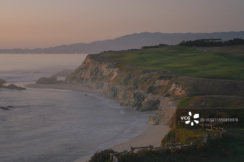 日落中的半月湾图片素材