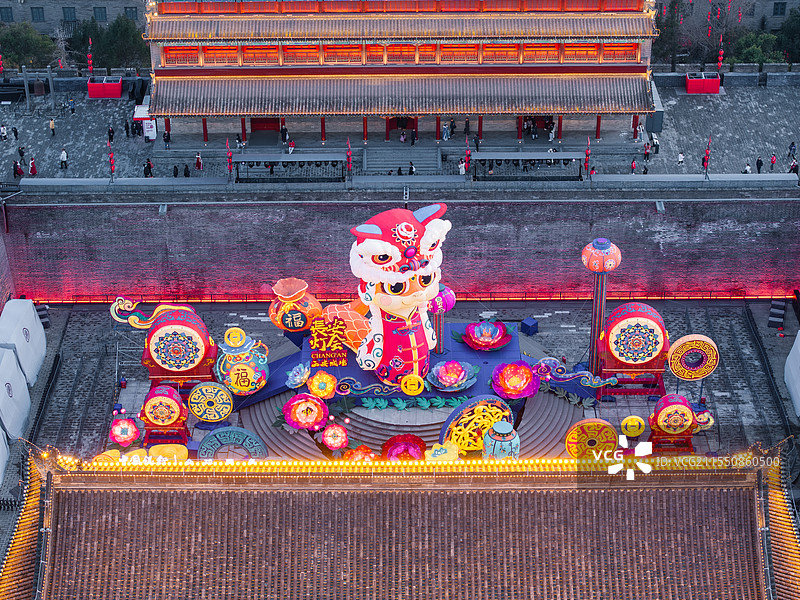航拍西安永宁门2025蛇年城墙灯会夜景图片素材