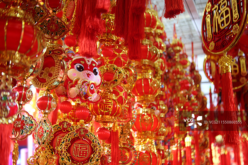 挂在市场上出售的装饰品特写镜头图片素材