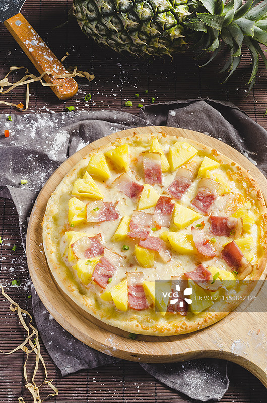 不同馅料的披萨，置于木制披萨板上。图片素材