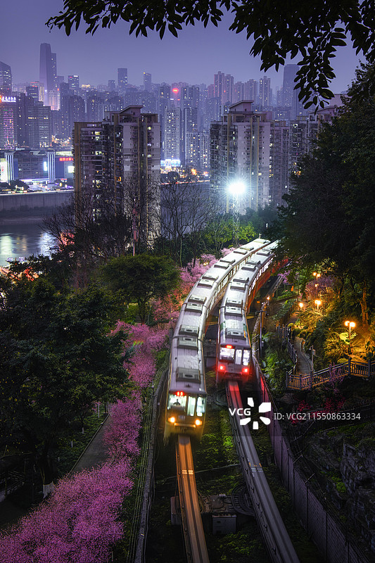 开往春天的夜车图片素材