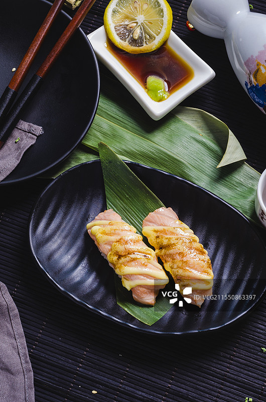 造型精美、食材丰富的日式寿司，搭配特色佐料与餐具。图片素材