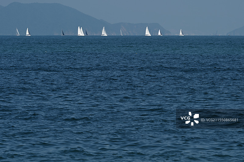 海平面上的帆船远景图片素材