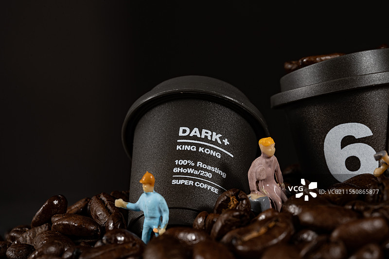 微缩咖啡小人工作场景图片素材