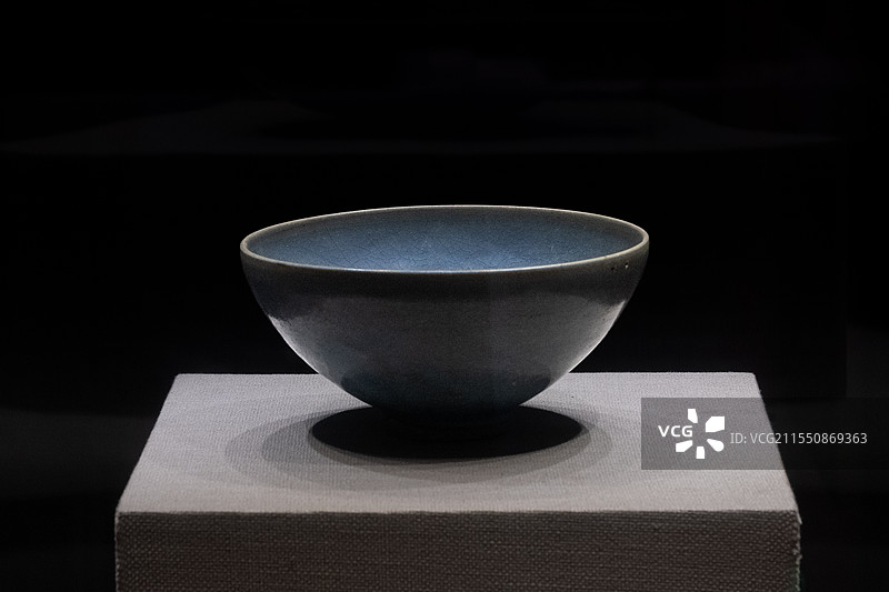 安徽亳州博物馆宋代钧窑蓝青釉瓷碗图片素材