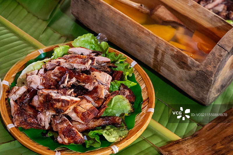 云南西双版纳基诺族特色烤鸡雨林大餐图片素材