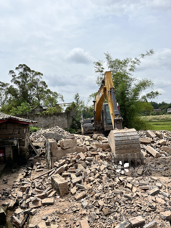 挖掘机挖房子图片素材