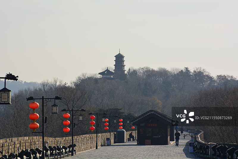 南京古城墙眺望远方绵延山脉景色图片素材
