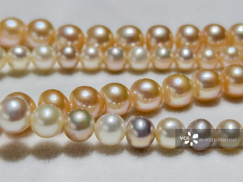 轻奢正圆极光天然珍珠项链局部特写图片素材