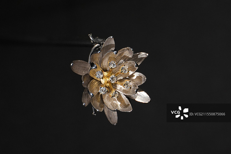 1969年日本睡莲胸针及吊坠套装图片素材