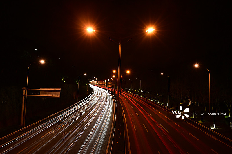 夜间道路灯光路径的高角度视图图片素材