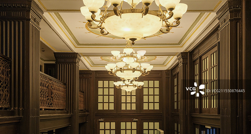 民国风格老上海豪华别墅室内吊灯图片素材