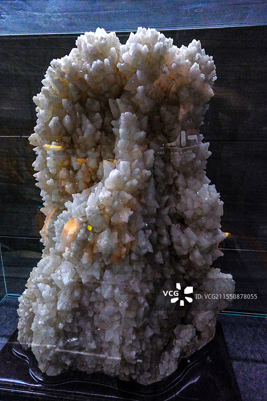 中国河南郑州河南自然博物馆馆藏，河南自然博物馆矿产厅藏品，非金属矿产，方解石，水晶，广西卷曲石晶洞图片素材