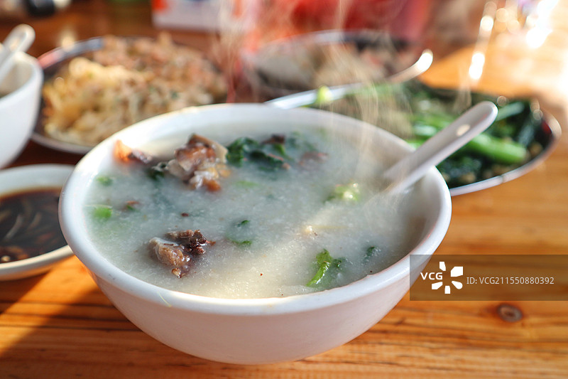 广式早点，热气腾腾的烧骨粥图片素材