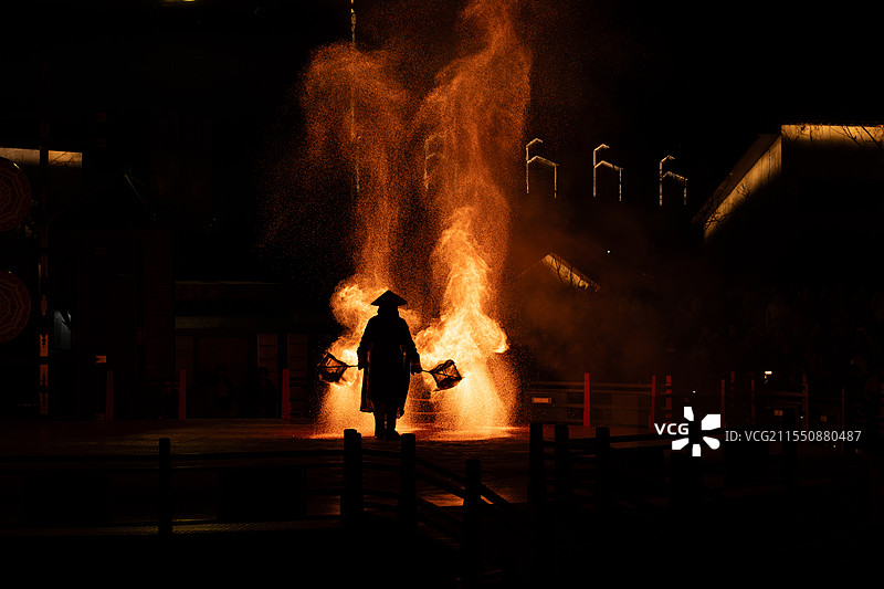 江西婺源婺女洲民俗表演打铁花图片素材