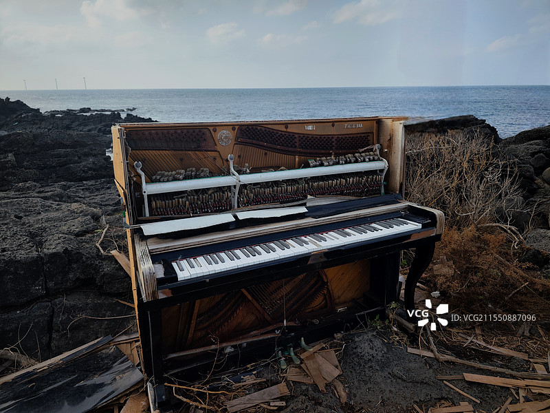 破碎的钢琴图片素材