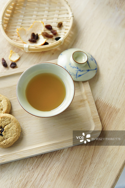 品茗，杯中的红茶与甜点图片素材